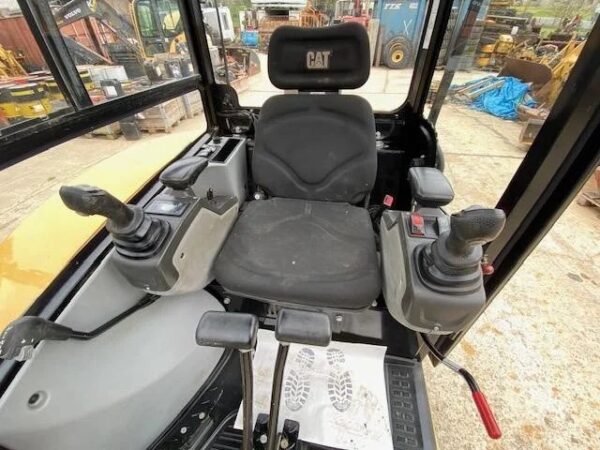 CATERPILLAR 302.7D + Marteau piqueur + Remorque + 4 Godets – Image 7