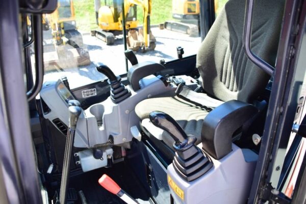 2015 Kubota U 27-4 + 3 Godets et Attache rapide – Image 5