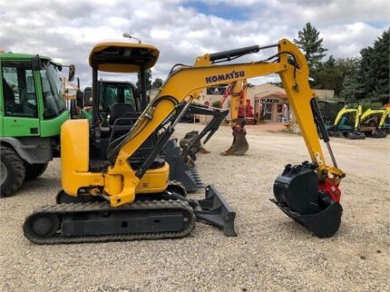 KOMATSU PC30MR + 3 GODETS